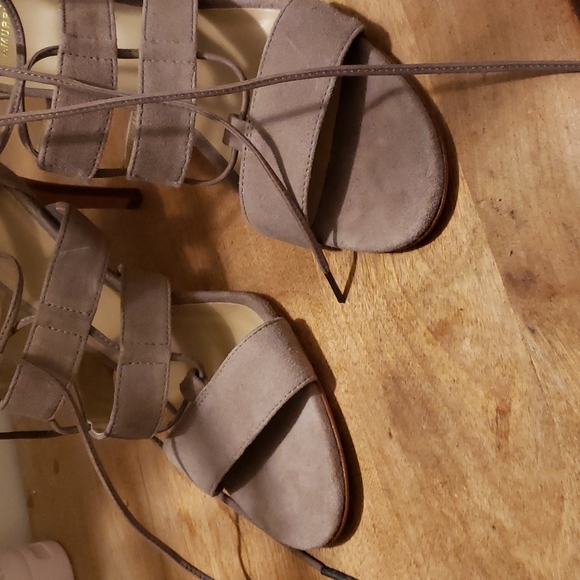 Shoes - Picture 3 of 4